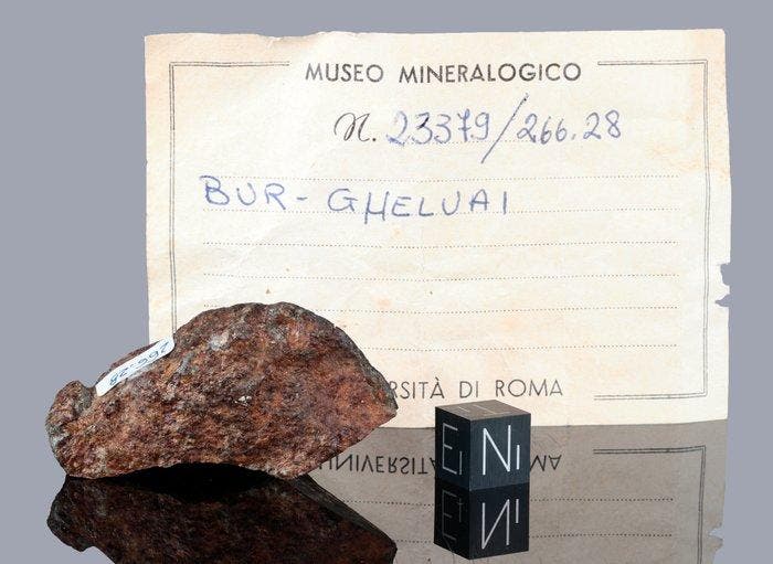 BUR GHELUAI Fragment met korst - 43.7 g - (1), Verzamelen, Mineralen en Fossielen