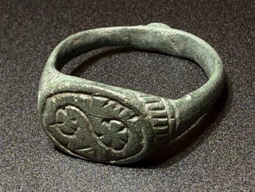 Viking periode Brons Zegelring met een gestileerde S-vormige