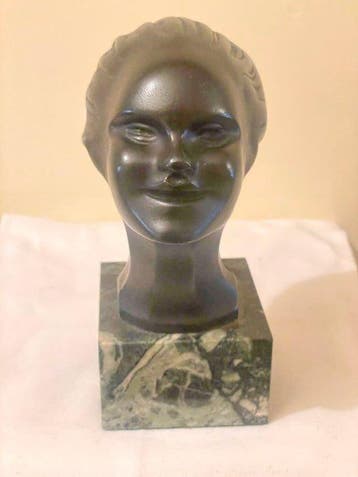 sculptuur, Ragazza con i capelli al vento. Futurismo - 16 cm
