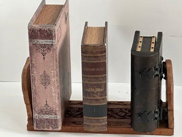 Decoratief ornament (4) - Boeken standaard en houten kist /