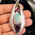 Hanger met Welo-opaal, tourmalijn, amethist, goud en