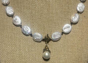 Barokwitte parels en zwarte spinel met Zuidzeeparel en