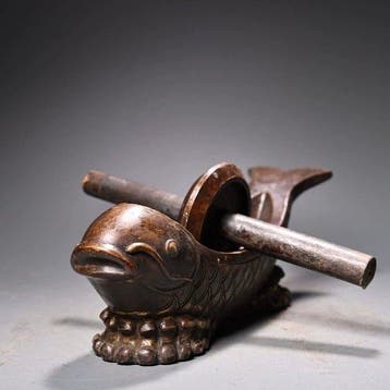 Vijzel en stamper - Antiekstijl bronzen visvormige, Antiek en Kunst