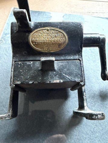 Taille-crayon - Ancien outil de table en fonte planétaire