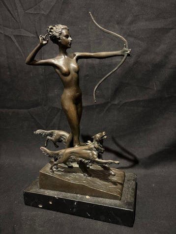 Gesigneerd - sculptuur, Art deco vrouw met honden - 30 cm -