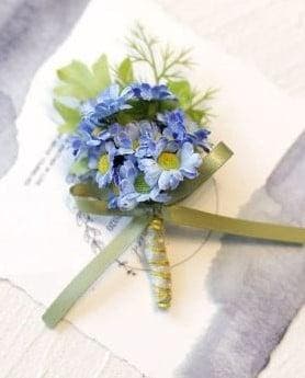 Luxe corsage vergeet me nietjes boutonnière op pinclip met