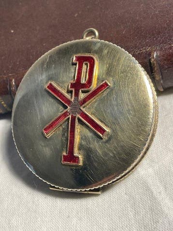 Kist - Hostiehouder of zakpyxis met Chrismon Chi-Rho-motief