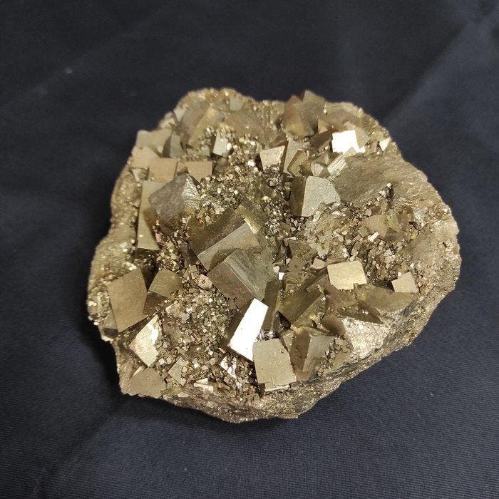 pyriet Kristallen op matrix - Hoogte: 8 cm - Breedte: 14 cm-, Verzamelen, Mineralen en Fossielen