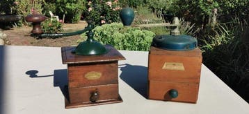 Koffiemolen (2) - Set van 2 oude houten koffiemolens Peugeot