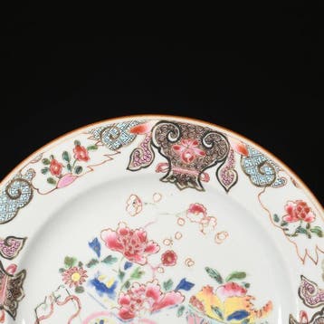 Assiette - Assiette Famille Rose à décor d’objets précieux -, Antiek en Kunst