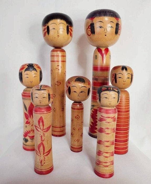 Traditionele Japanse Kokeshi-poppen – Set van 7, Antiek en Kunst, Antiek | Overige Antiek