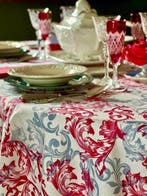 Tafellaken met filigraanpatronen voor grote tafels. -