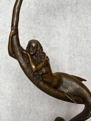 Beeld, Bronzen zeemeermin sculptuur op marmeren sokkel - 65
