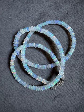 Halsketting met gladde witte opalen uit Ethiopië + zilver