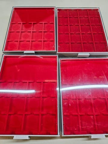 koffer met 7 displays + 11 stapelbare Lindner displays met
