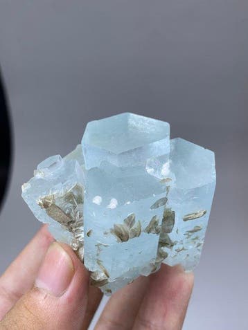 Natuurlijke beëindigde aquamarijn kristalcluster met mica –