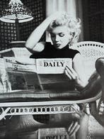 Sam Shaw - Marilyn Monroe legge il “Motion Picture Daily”