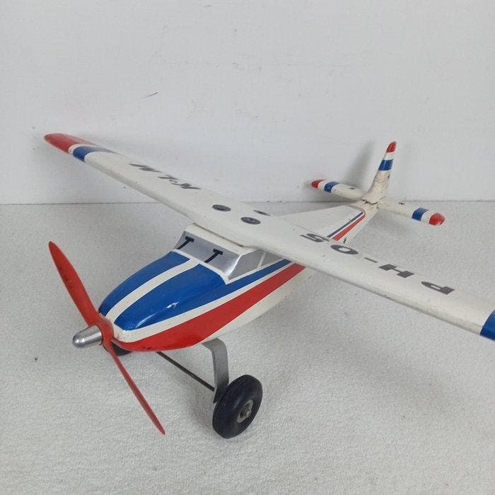 Avion miniature - Un avion en bois motorisé à hélice., Antiek en Kunst, Antiek | Wandborden en Tegels