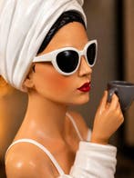Buste, Iconisch Glamour Lady Beeld met Espresso Kopje –