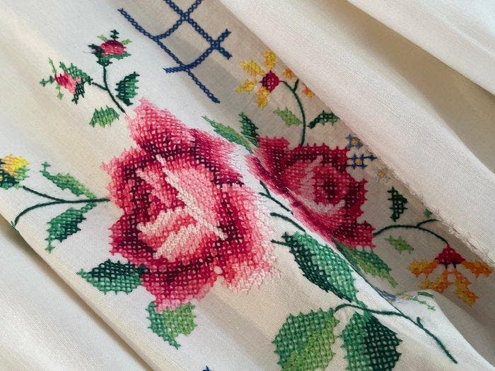 ricami fatti a mano a punto croce. - Tafelkleed (13) - 270, Antiek en Kunst, Antiek | Tapijten, Tafelkleden en Textiel