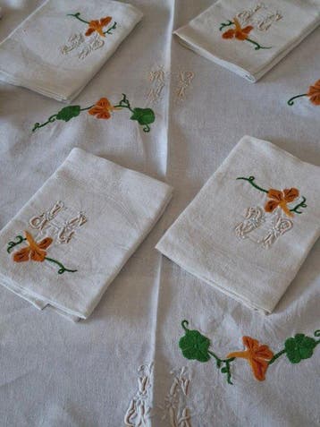Nappe de table merveilleuse ornée dune précieuse broderie