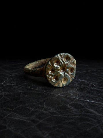 Byzantijns Brons Ring met stipdecoratie uit de 5e tot 7e