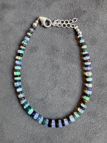 Armband met natuurlijke witte en zwarte opalen, glad