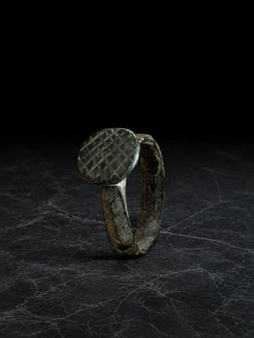 Oud-Romeins, Keizerrijk Brons Ring met kruisgewijze gezaagde