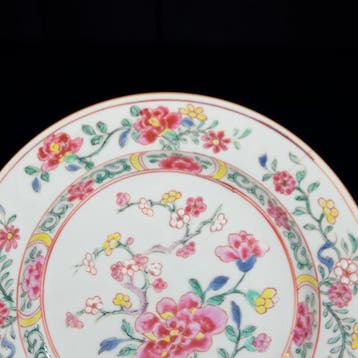 Bord - Assiette Famille Rose à décor dun prunier et de