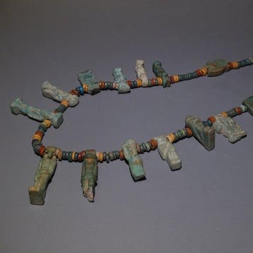 Oud-Egyptisch Faience Ketting met god-amuletten. 60 cm lang., Verzamelen