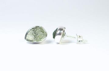 2 Moldavite oorstekers / ruwe / nieuw 925 sterlingzilver -