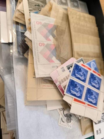 Wereld - WERELD MNH-accumulatie in een 2,5 kg schoenendoos —, Gestempeld