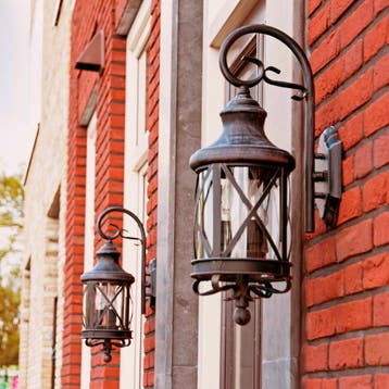 Stal- & Boerderijlampen Romantica 3-lichts 2x Muurlamp Bruin, Tuin en Terras, Buitenverlichting, Verzenden, Nieuw