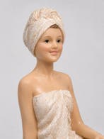 Statue, Elegant wellness sculptuur van zittende dame –