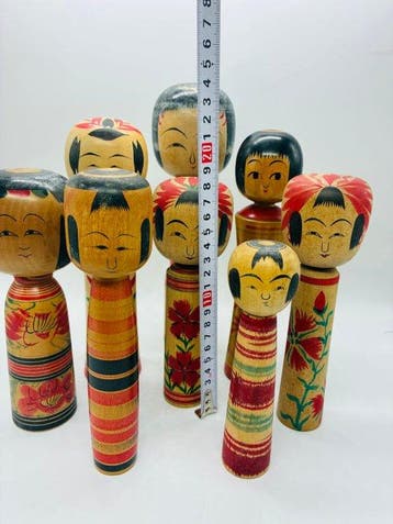 Collection de 8 poupées kokeshi japonaises traditionnelles -