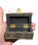 Kleine en nieuwsgierige schatkist Gothic Revival – Kist, Antiek en Kunst