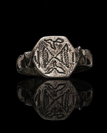 Moyen Âge – Ère Viking La bague sablier des corbeaux