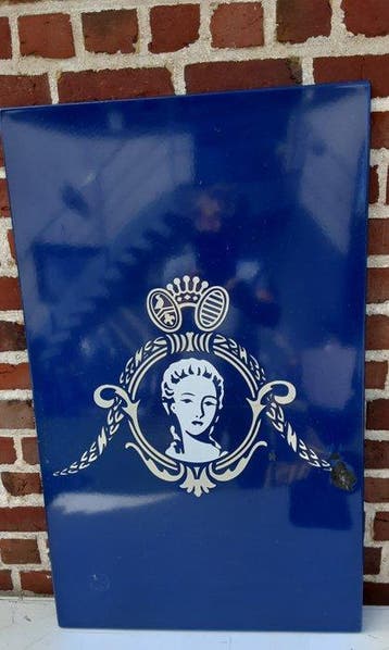 Emaille bord met het embleem en het portretprofiel dat