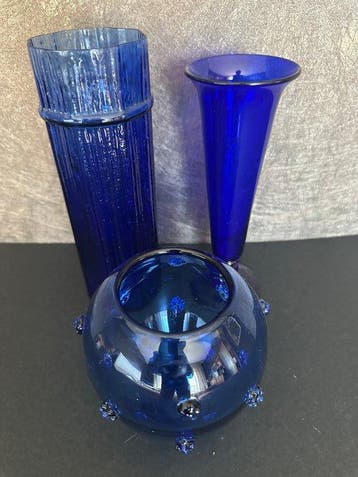 Three Vintage Cobalt Blue Art Glass Vases – 20th Century -, Antiek en Kunst