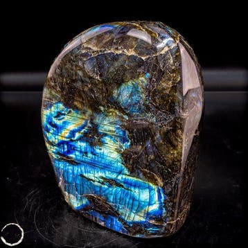 Labradorite monumentale en forme libre provenant de