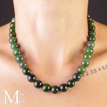 Ketting met gradueel aflopende nefrietjade – Canadese