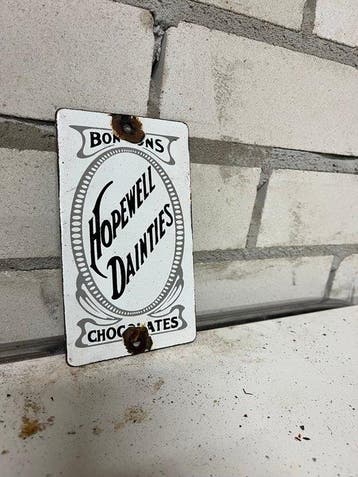 Vintage Hopewell Dainties Chocolates reclamebord – emaille