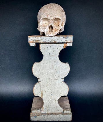Memento mori avec crâne anatomique en plâtre sur socle en