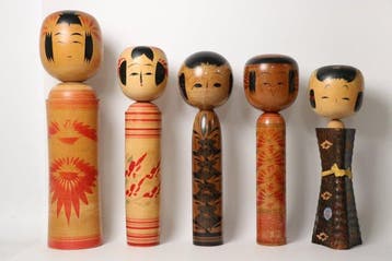 Set van tien vintage Japanse kokeshi-poppen. - Hout - Yusa