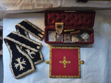 Liturgische Priester en kelkset in cassette met devotionalia