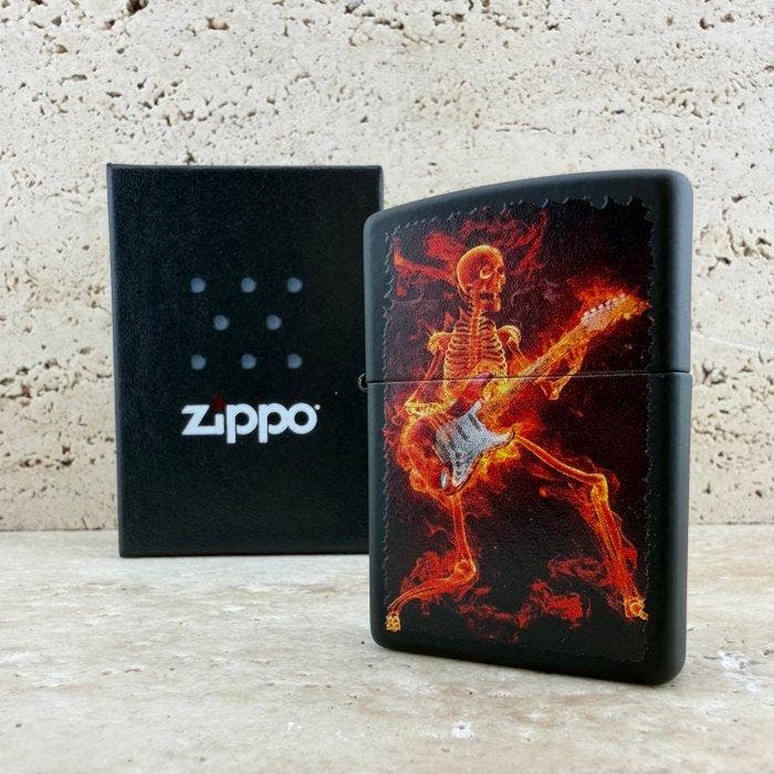 Zippo - Flaming Skeleton Guitar Design – Collectible Zippo -, Verzamelen, Rookartikelen, Aanstekers en Luciferdoosjes