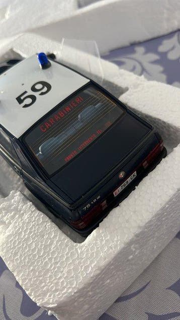 Laudoracing 1:18 - Modelauto - Alfa Romeo 75 Carabinieri