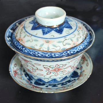 Marque Kangxi, ensemble composé dune tasse bleu et blanc