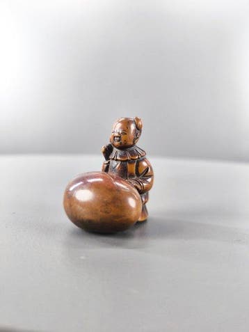 Japan Hout Houten netsuke die een karako met een hamer