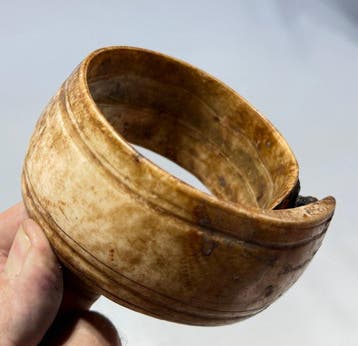 Oude schelpenarmband, bruidschatobject Geelvinkbaai - samfar